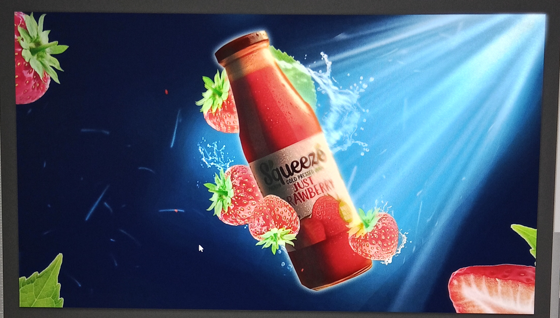 تصميم اعلان مبتكر لعصير فراولة